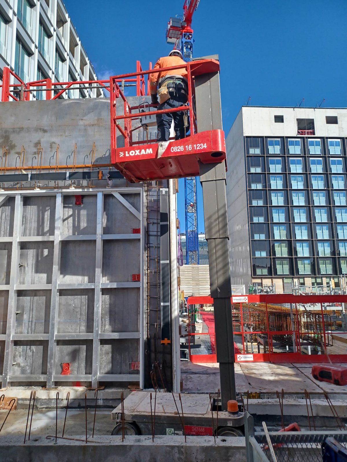 Travail en hauteur depuis une PEMP sur chantier — détection IA